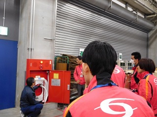 実際の消火栓で取扱い方法を学びました