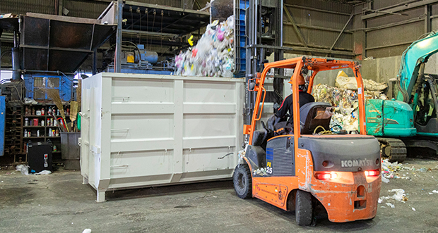 アームロール車